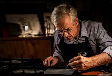 万国手表表蒙有划痕如何处理（手表表蒙划痕维修方法总汇）